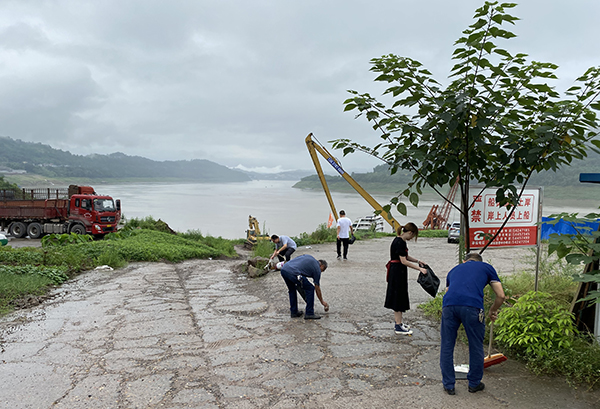 忠縣分公司黨支部開(kāi)展開(kāi)展“美麗港區(qū)，黨員在行動(dòng)”志愿服務(wù)活動(dòng)2_副本.jpg