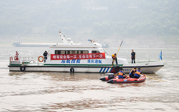 對落水游客進行搜救.jpg